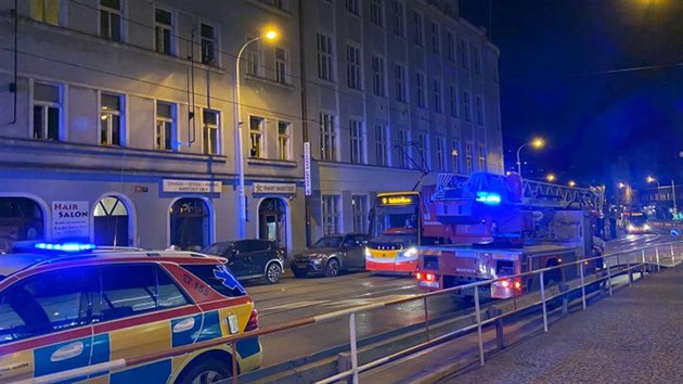 Hasiči v noci na sobotu zasahovali u požáru bytu na Praze 3 (17. dubna 2020).