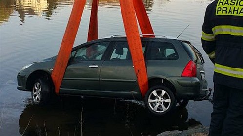 Potápi v sobotu ráno vytáhli z Vltavy auto, které tam sjelo samovoln (18....