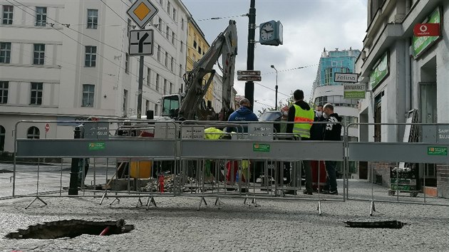 Kvli havrii vodovodu v Blehradsk ulici jezd tramvaje odklonem (19. dubna 2020).