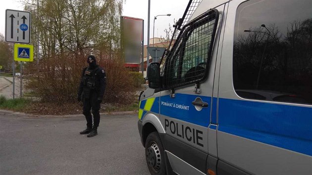 Policisté v neděli dopoledne prohledávali prodejny Kaufland, kde anonym oznámil uložení výbušného systému (19. dubna 2020).