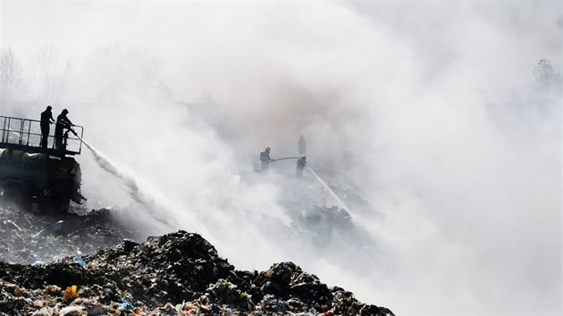 Hasiči bojují s požárem skládky v Ústní nad Labem (19. dubna 2020).