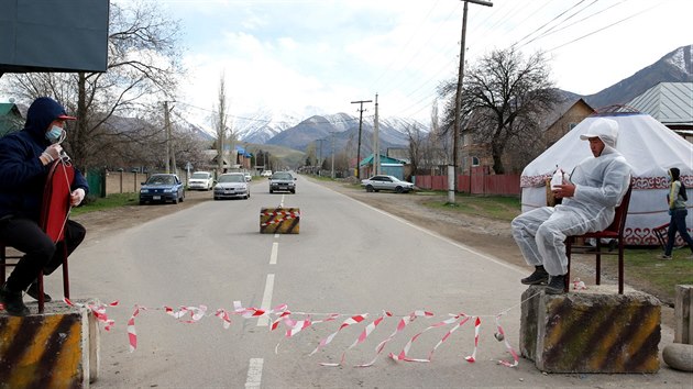 Vojci kontroluj auta ve vesnici Arashan v Kyrgyzstnu. (3. dubna 2020)