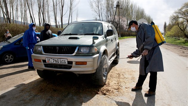 Vojci kontroluj auta ve vesnici Kok-Jar v Kyrgyzstnu. (3. dubna 2020)