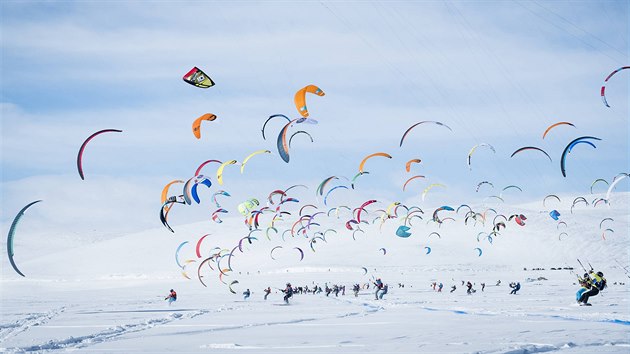Momentka ze zimní verze kiteboardingu - snowkitingu.