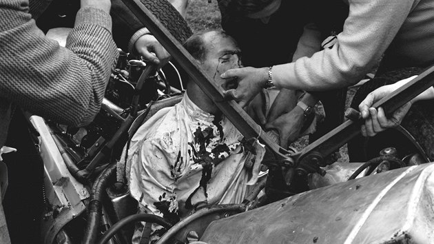 Stirling Moss přežil nehodu jen zázrakem.