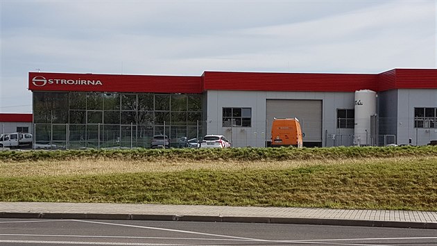 Objekt spole�nosti Stroj�rna Litv�nov na okraji m�sta.