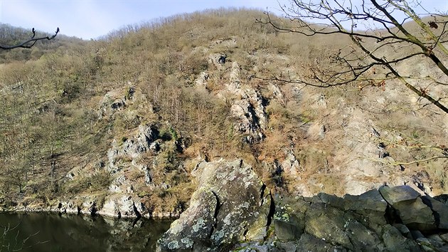 Pohled na tchovickou pehradu ze zelen znaky mezi pehradn zd a Ztracenkou