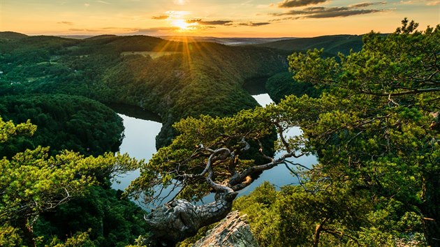 Pohled z vyhl�dky M�j na �t�chovickou p�ehradu. Nejsnaz�� p��stup je z obce Telet�n.