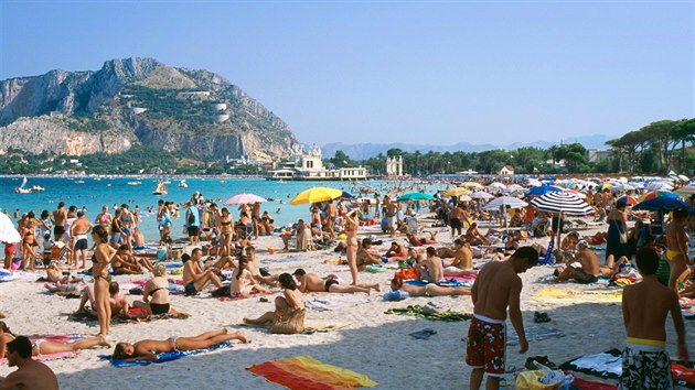 Mondello Beach v Itlii uprosted turistick sezony
