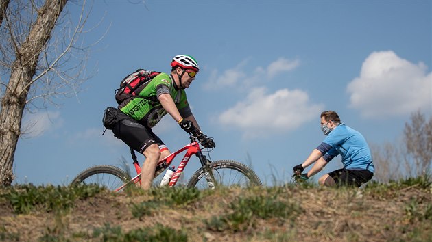 Takto na Velk ptek sportovali lid na cyklostezce v prask Troji. st z nich i pes povinnost nemla rouky (10. dubna 2020)