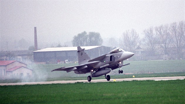 Plet prvnch esti gripen na zkladnu v slavi (18. dubna 2005)