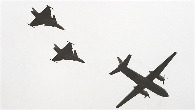 P��let prvn�ch �esti gripen� na z�kladnu v ��slavi (18. dubna 2005)