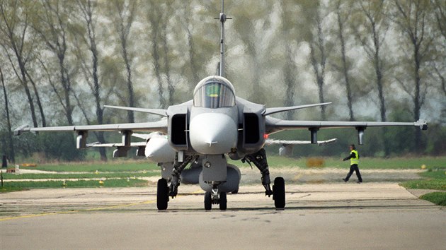 Plet prvnch esti gripen na zkladnu v slavi (18. dubna 2005)