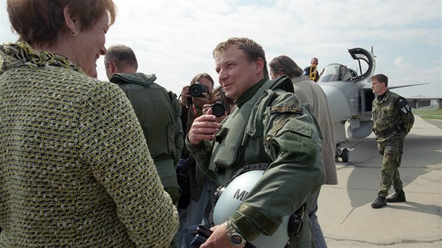 Jeden z prvnch dvou eskch pilot Petr Mikulenka po peletu prvnch gripen do slavi (18. dubna 2005)