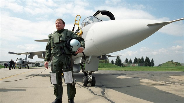 Jeden z prvních dvou českých pilotů Petr Mikulenka po přeletu prvních gripenů do Čáslavi (18. dubna 2005)