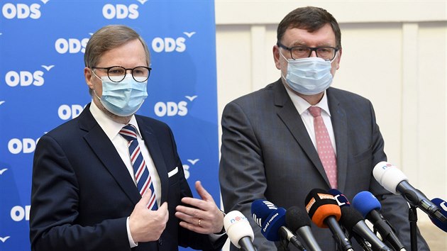 Pedseda ODS Petr Fiala (vlevo) a f poslanc Zbynk Stanjura na tiskov konferenci poslaneckho klubu ped schzemi Snmovny. (7. dubna 2020)