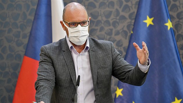 Ministr kolstv Robert Plaga na tiskov konferenci po jednn vldy k nvrhm souvisejcm s epidemi koronaviru a vyhlenm nouzovm stavem. (14. dubna 2020)