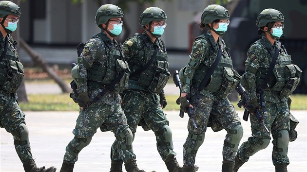 Tchajwant vojci s roukami proti koronaviru (9. dubna 2020)