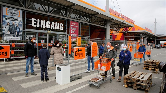 Rakuan nakupuj s roukami v hobbymarketu. Rakousko uvolnilo karantnn opaten, nkterm obchodm umonilo znovu otevt. (14. dubna 2020)