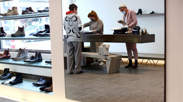 Zkaznice v rakouskm obchodu s botami. Rakousko uvolnilo karantnn opaten, nkterm obchodm umonilo znovu otevt. (14. dubna 2020)