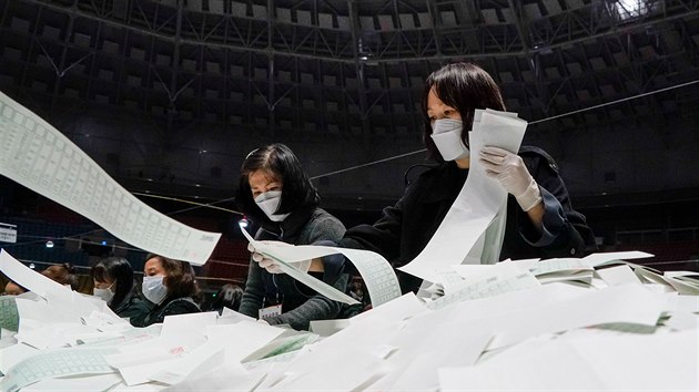 Stn hlas odevzdanch v jihokorejskch parlamentnch volbch, kter probhly navzdory koronavirov krizi.(15. dubna 2020)