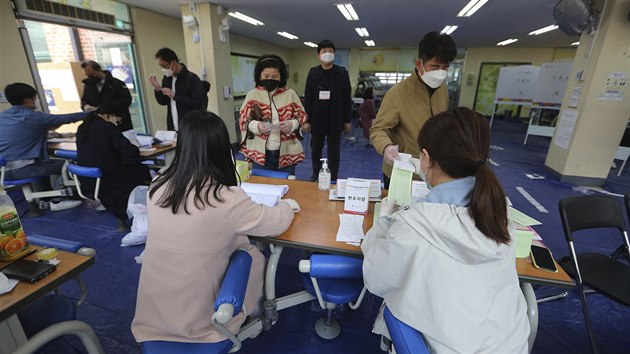 Jihokorejci s roukami volili v parlamentnch volbch navzdory koronavirov krizi- (15. dubna 2020)