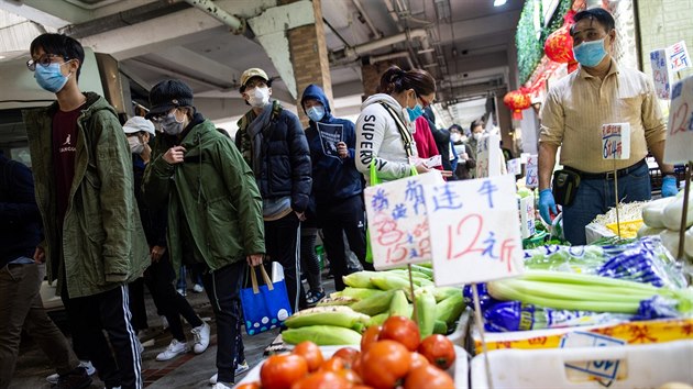 Mokr trh v Hongkongu. Odbornci v, e prv z podobnho mokrho trhu ve Wu-chanu vzela nkaza koronaviru. (2. nora 2020)