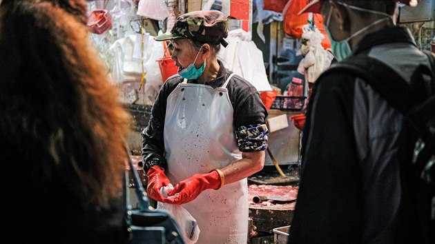 eznice na mokrm trhu v Hongkongu. Odbornci v, e prv z podobnho mokrho trhu ve Wu-chanu vzela epidemie koronaviru. (7. dubna 2020)