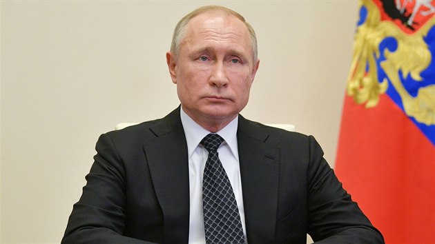 Rusk prezident Vladimir Putin bhem videokonference s klovmi leny vldy. f Kremlu se rozhodl kvli nkaze koronaviru zruit tradin veejn oslavy konce druh svtov vlky. (16. dubna 2020)