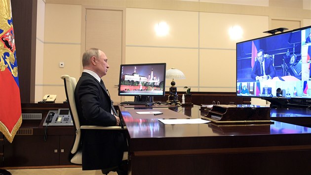 Rusk prezident Vladimir Putin bhem videokonference s klovmi leny vldy. f Kremlu se rozhodl kvli nkaze koronaviru zruit veejn oslavy konce druh svtov vlky vetn tradin vojensk pehldky. (16. dubna 2020)