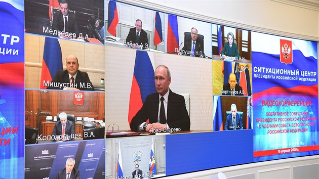 Rusk prezident Vladimir Putin bhem videokonference s klovmi leny vldy. f Kremlu se rozhodl kvli nkaze koronaviru zruit veejn oslavy konce druh svtov vlky vetn tradin vojensk pehldky. (16. dubna 2020)