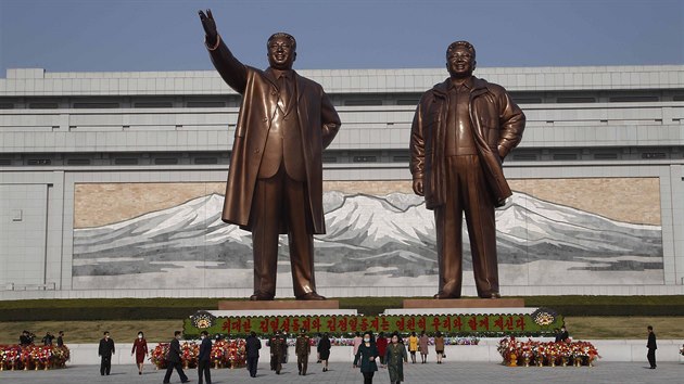 Oslavy dne narozen zakladatele KLDR Kima Ir-sena. Souasn severokorejsk vdce Kim ong-un se jich nezasnil, co vyvolalo spekulace, zda nen nakaen koronavirem. (15. dubna 2020)