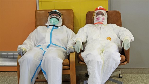 Lkai v Nemocnici Na Bulovce nenavn bojuj proti epidemii koronaviru. (9. dubna 2020)