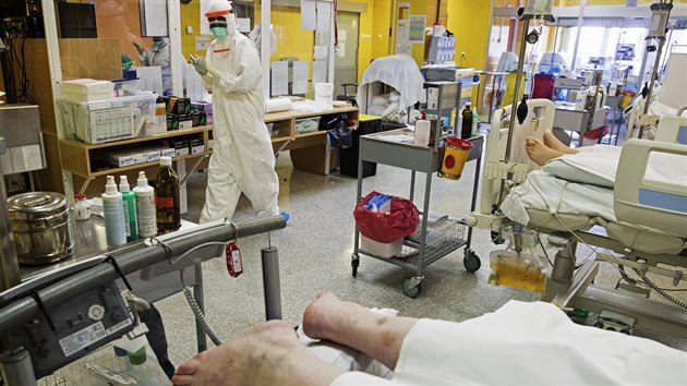 Lkai v Nemocnici Na Bulovce bojuj proti epidemii koronaviru. (9. dubna 2020)