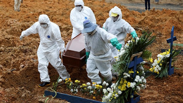 Hrobnci v ochrannch odvech se pipravuj na pochovn 78letho Lelita Jose Martinse, kter zemel kvli koronaviru v Brazlii. (17.dubna 2020)