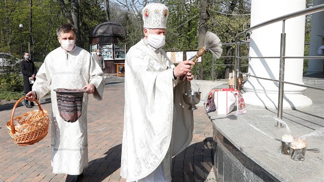 Knz ukrajinsk eckokatolick crkve krop svcenou vodou velikonon kolky bhem ortodoxnch velikononch oslav v Kyjev. (19. dubna 2020)