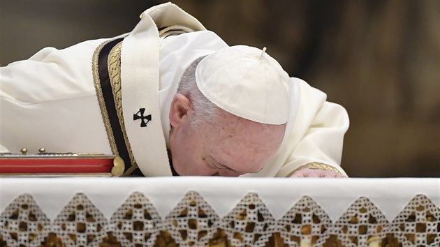 Pape Frantiek na Bo hod velikonon slouil mi v bazilice svatho Petra. (12. dubna 2020)