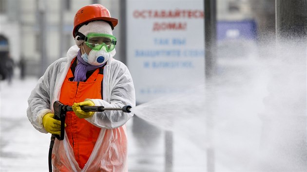 Pracovnk dezinfikuje moskevsk ulice. (12. dubna 2020)