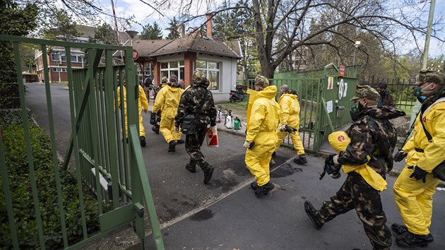 Maart vojci jdou dezinfikovat domov dchodc v Budapeti. (12. dubna 2020)