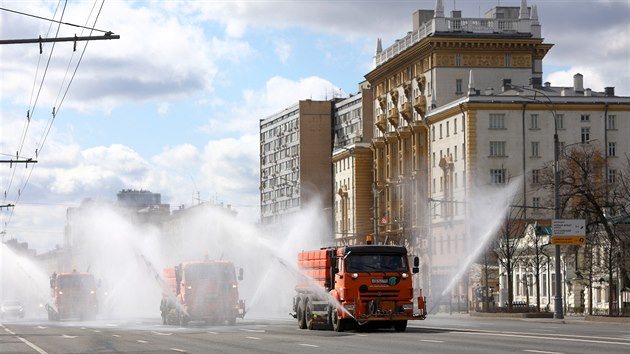 Moskevsk ulice brzd vozy s dezinfekc proti koronaviru. (12. dubna 2020)
