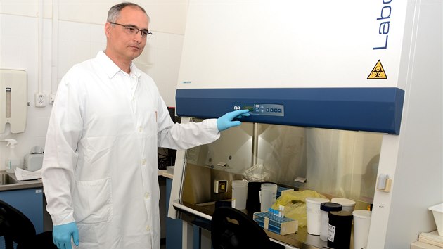 Filip Růžička se jakožto přednosta Mikrobiologického ústavu Fakultní nemocnice u sv. Anny v Brně zabývá vyhodnocováním vzorků pacientů s podezřením na koronavirus.