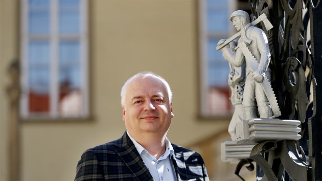 Devětačtyřicetiletý Oliver Pospíšil vystudoval na VUT v Brně, od roku 1995 je v ČSSD. Zastupitelem Brna byl 18 let, z toho dekádu v nejvyšším vedení města. Nyní se jeho politická dráha uzavřela – stal se novým tajemníkem magistrátu.
