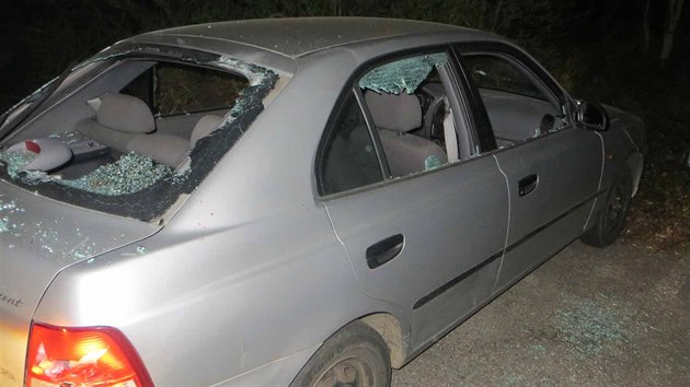 Osmadvacetiletý cizinec v Kuřimi na Brněnsku rozbil kladivem vlastní auto poté, co se pohádal kvůli jeho přepisu na známého.