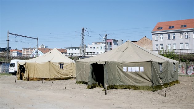 Nov� otev�en� brn�nsk� centrum pro bezdomovce ve Vlhk� ulici na prvn� pohled p�ipom�n� le�en� p�i cvi�en� civiln� obrany. Vpravo jsou dva velk� zelen� stany s lavicemi a stoly, vlevo �ty�i b�l� bu�ky se z�zem�m.