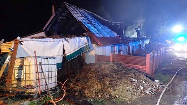 Požár střechy rodinného domu ve Vápenicích okres Uherské Hradiště. (10. 4. 2020)