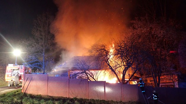 Požár střechy rodinného domu ve Vápenicích okres Uherské Hradiště. (9. 4. 2020)