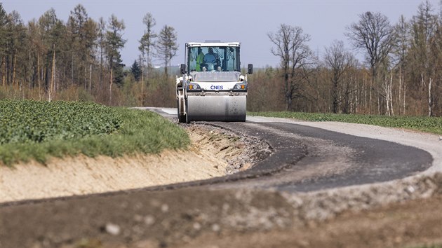 Opravy silnice třetí třídy mezi Vilanticemi a Dubencem na Trutnovsku. (8. 4. 2020)
