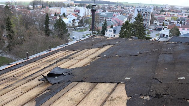 Parta dělníků o velikonočních svátcích způsobila na poličském gymnáziu krádeží měděné střešní krytiny škodu za půl milionu korun.