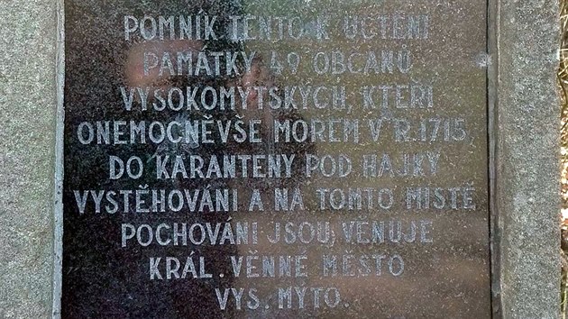 V lokalitě Pod Hájkami u Knířova se nachází pomníček s křížkem, který stojí na místě hromadného hrobu obětí morové epidemie v roce 1714.