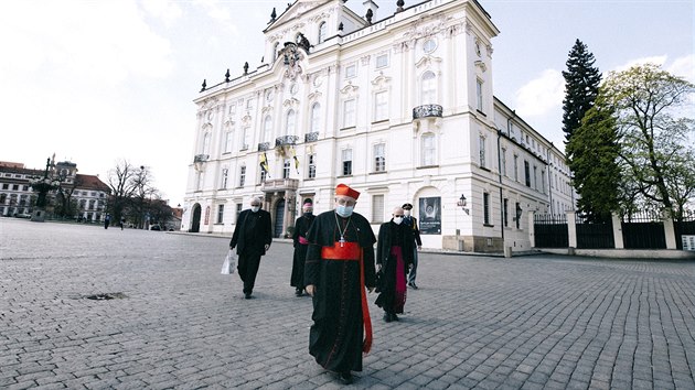 Kardinl Dominik Duka cestou na bohoslubu na Velk ptek (10. dubna 2020)